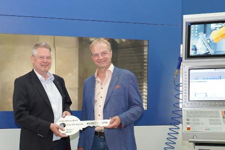 Kurtz Ersa CEO Rainer Kurtz and IZW Managing Director Ralf Reich handing over the keys.