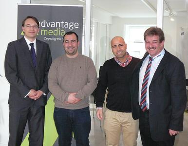 Auf eine erfolgreiche Zusammenarbeit: relatio expandiert mit seinem Partnerkonzept jetzt auch nach Dänemark. Die Firma Solar Import vertritt die Unternehmensgruppe dort exklusiv. Das Foto zeigt (von links) Mike Kirchner (Gesellschafter und Leiter der Rechtsabteilung von relatio), Ozan Emre Bulut (Geschäftsführer Solar Import), Volcan Bulut (Bereich Technik Solar Import) sowie Frank Sauter (Vertrieb Systempartner relatio ES).