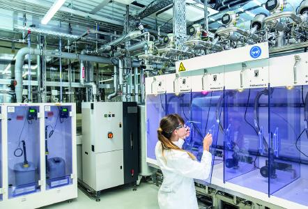 Der wohl weltweit modernste Mehrmedienprüfstand ermöglicht realitätsnahe Prozesssimulationen (Quelle: Bürkert Fluid Control Systems)
