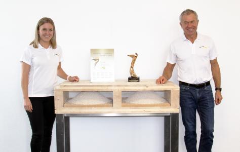 Carmen und Ferdinand Schneider (Geschäftsleitung) mit dem Architects‘ Darling Award „BESTE PRODUKT-INNOVATION ROHBAU“ für die best wood CLT BOX – DECKE FS.