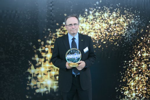 ESK_Tom Erik Naess, Senior Product Manager Esko, with EDP award.jpg