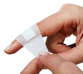 Die neuen Nexcare Strong Hold Pflaster haften zuverlässig und lange und lassen sich gleichzeitig schmerzfrei entfernen / Foto: 3M