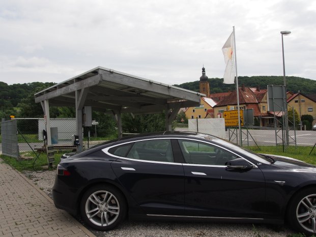 Tesla-mit-Solarcarport.JPG