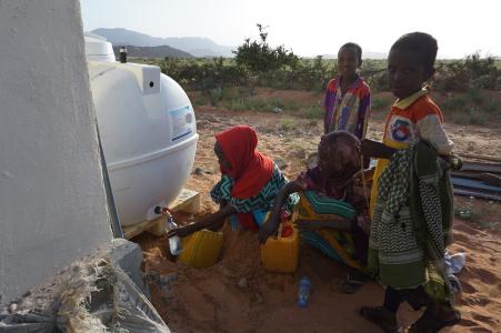 Pic_1: Dorfbewohner nutzen das Wasserentsalzungssystem in Beyo Gulan, Somaliland (Quelle: Phaesun)