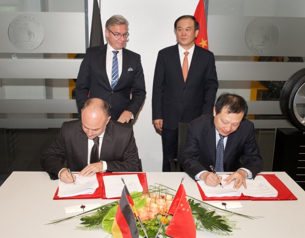 3-MoU_Signing_Egner_Jie.jpg