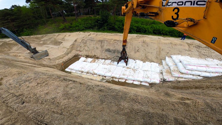 Installation_of_the_geotextile_sand_containers.jpg
