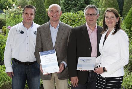 Geschäftsführer Laudert + Projektverantwortliche mit Siegel