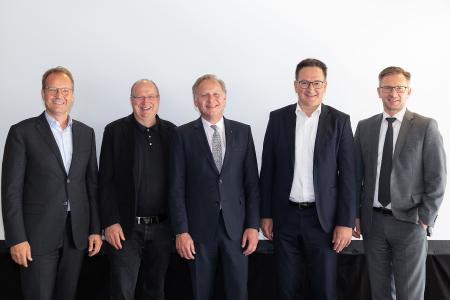 Neu im Vorstand der BVL (v.l.n.r.): Tim Scharwath, Vorstandsmitglied, Deutsche Post DHL, Bonn; Prof. Dr.-Ing. Kai Furmans, KIT, Universität Karlsruhe; Dr. Christian Jacobi, Geschäftsführer, agiplan GmbH, Mülheim a. d. Ruhr; Andreas Reutter, Mitglied der Geschäftsleitung, Robert BOSCH GmbH, Stuttgart; Stephan Wohler, Vorstand IT und Logistik, EDEKA Minden-Hannover Stiftung & Co. KG, Minden sowie Alexander Doll, Vorstand Finanzen, Güterverkehr und Logistik, Deutsche Bahn AG, Berlin (nicht auf dem Foto)