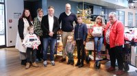 CEO Andreas Denker and CFO Jens Heidkötter hand over the Christmas presents to Suibamoond e.V.