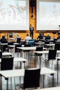 Die Absolventenfeier der Hochschule Aalen fand in diesem Jahr zum ersten Mal digital statt und wurde live aus der Aula übertragen, Fotohinweis: © Hochschule Aalen | Jan Walford