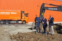 Erster Spatenstich für die neue Logistikhalle von Gebrüder Weiss im Aldinger Industriegebiet Nagelsee (v.l.): Ralf Fahrländer (Bürgermeister), Yvonne Reichardt (Standortleiterin), Frank Herzog (Niederlassungsleiter Memmingen). (Quelle: Gebrüder Weiss / Jandrey)