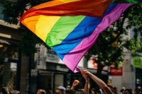 Die Organisator*innen wählten den Juni als Pride Month aus, um die Stonewall-Aufstände im Juni 1969 in New York City zu ehren. Die Aufstände entfachten unter anderem die moderne Gay Rights (