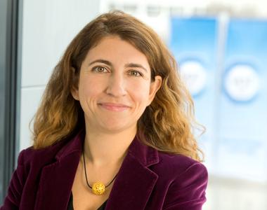 Asli Solmaz-Kaiser, Leiterin Elektrik und Elektronik (ENE) International der TÜV SÜD Product Service spricht auf der Konferenz über "Safety Beyond Compliance" (Foto: TÜV SÜD)