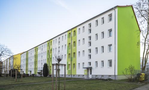 Die vollflächige Beschichtung der fensterlosen Giebelwände leitet die Farbgebung jedes Hauses in der Moskauer Straße 2 bis 38 in Halle mit einem Paukenschlag ein. Gefordert waren Werkstoffe, die über ein Höchstmaß an Farbtonstabilität verfügen. Foto: Caparol Farben Lacke Bautenschutz