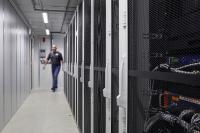 Die Digitalisierung aller Bereiche in Wirtschaft, Industrie und Handel erfordert heute eine schnelle und angemessene Bereitstellung von IT-Lösungen durch Rechenzentren, die sich einfach und wirtschaftlich beschaffen sowie effizient und sicher betreiben lassen.