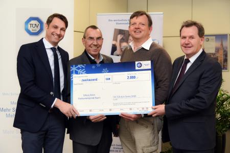 Scheckübergabe in der TÜV SÜD Konzernzentrale. v.l.n.r.: Patrick Fruth, Leiter Division Auto Service TÜV SÜD, Dr. Walter Weißmann, 1. Vorsitzender Landesverband Bayerischer Fahrlehrer e.V., Dr. Hans Knabe, Vorstand Stiftung Aktion Knochenmarkspende e.V., Kurt Seitz, Regionalleiter Bayern TÜV SÜD Auto Service GmbH