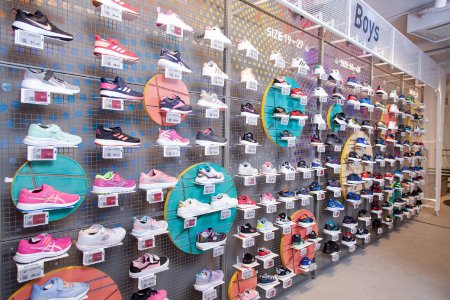 Sportschuhe auf Regalwand