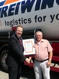 Klaus Wolf, Niederlassungsleiter der GREIWING logistics for you GmbH in Ludwigshafen, gratuliert Erich Mitter zum 30-jährigen Betriebsjubiläum (v.l.)
