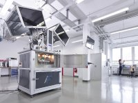 Einblick in das hochmoderne Technikum am Center for Additive Production. Im Fokus steht der TripleF, welcher die Verarbeitung von Hochleistungskunststoffen im Fused Layer Modeling (FLM) ermöglicht und einer von vielen SKZ-Eigenbauten ist. Foto: SKZ