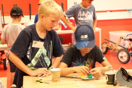 Eine Geräusche-Maschine entsteht in Team-Arbeit (© Hochschule Aalen/ Bianca Kühnle)