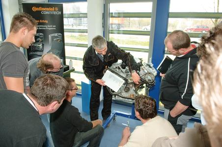 Focused on practical skills: Trainer Kai-Uwe Suppé explains how to change belts. The participants can practice this procedure on different engines / Photo: ContiTech