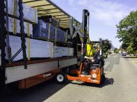 Dank des B2B/B2C-Mitnahme-Stapler-Netzwerks können Mitglieder der Logistikkooperation LogCoop jetzt auch sperrige Stückgüter deutschlandweit direkt an den Verwendungsort liefern. (Foto: Spedition Wolfgang Matthießen)