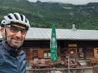 Hochmotiviert steigt der 57-jährige Außendienstmitarbeiter am 2. Juli 2024 auf sein Fahrrad, um eine außergewöhnliche Reise an der Schwarzen Hütte im Rappenalptal in Oberstdorf für den guten Zweck anzutreten.