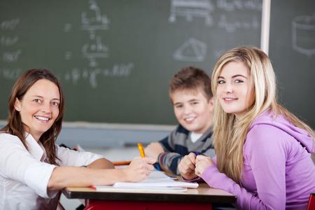 Schülerinnen und Schüler setzen gemeinsam einen Meilenstein Richtung Berufsleben. © Fotolia