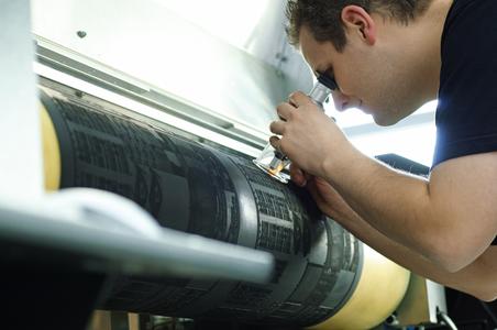 Sought-after precision: Torsten Raschdorf from the Flexo Printing team at ContiTech Elastomer Coatings checks the quality of the laser engraving of the flexo printing plate (Photo: ContiTech)