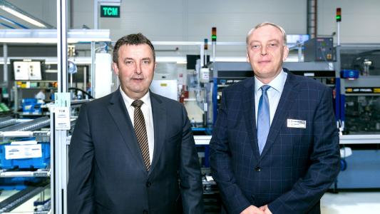Attila Bíró (right), Managing Director of Knorr-Bremse Fékrendszerek Kft., greeting Dr. László Palkovics, Hungarian Minister for Innovation and Technology