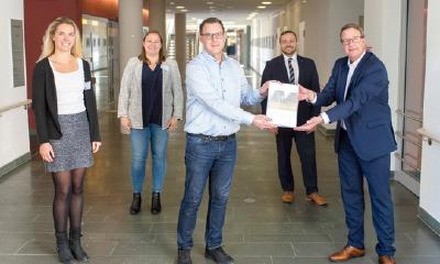 Bild: Übergabe Recruiting-Excellence-Award. V.l.: Mareike Freimuth (Personal und Finanzen), Stephanie Schubert (Personalreferentin Zentrale Dienste), René Cranz (stv. Abteilungsleiter Personal) - alle drei Mühlenkreiskliniken AöR, Dimitrij Leitenberger (Jobware GmbH, KeyAccount Management), Matthias Olten (Jobware GmbH, Leitung Geschäftsbereich Auditierung/ Zertifizierung).