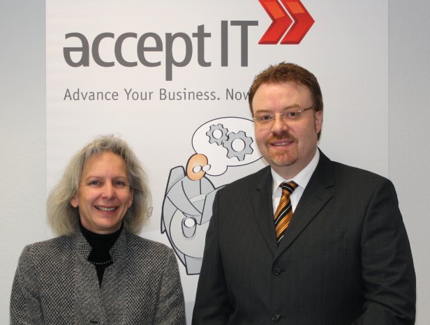 Petra Vormwald von IBM und acceptIT-GeschaÌˆftsfuÌˆhrer Stefan Lage.JPG