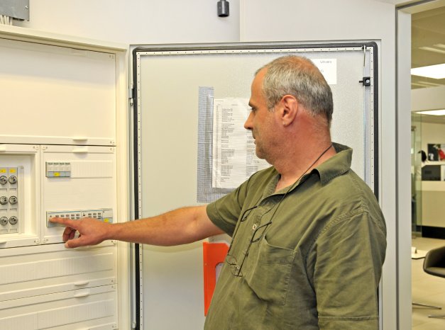 Elektrotechniker Josef Mädl beim Bedienen der KNX Schaltaktoren.jpg
