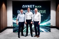 (from left to right): Thomas Foj (Avnet Silica),  Dominykas Soliunas (Teltonika) and Walter Puhl (Avnet Silica)