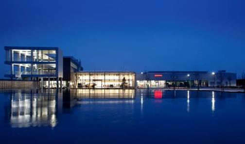 Auf den Dächern der Honda Akademie soll die Honda Soltec-Photovoltaikanlage jährlich circa 88 000 Kilowattstunden Strom erzeugen