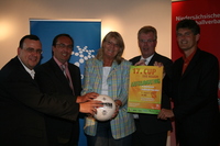 Freuen sich auf einen spannenden und fairen 17. Cup der Region (v. l.): T. Otkun von der RegioBus, M. Rinaldi von der KSG, die stellvertretende Regionspräsidentin A. Walther, G. Blum von der Sparkasse Hannover und NFV-Direktor B. Hellberg