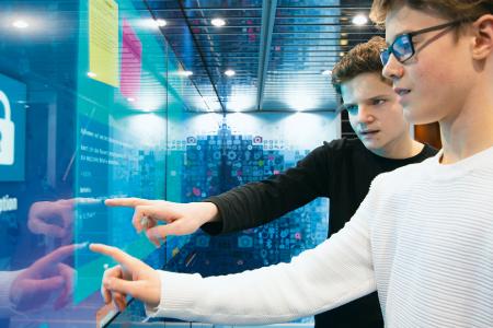 Die Bildungsinitiative expedition d informiert mit einem Erlebnis-Lern-Truck und mit Webinaren über die digitalisierte Arbeitswelt. (C) Baden-Württemberg Stiftung gGmbH