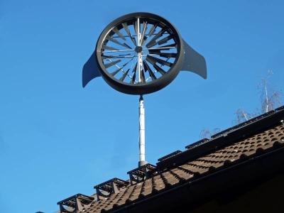 Mikro-Windanlage auf einem privaten Dach