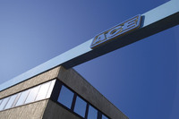 Spiegelbild positiver Entwicklungen: Am Hauptstandort Langenfeld wird dieses Logo ab 2008 auf ein deutlich vergrößertes Firmengelände aufmerksam machen