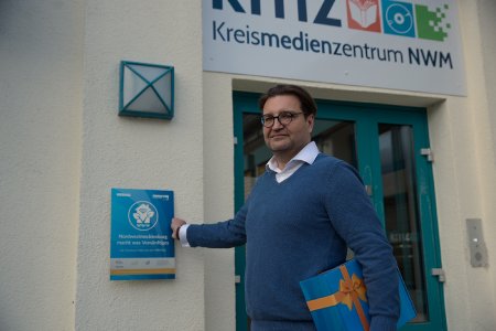 Kreismedienzentrum-Leiter Gabor Hartung ist froh über den 1 GBit/s schnellen Glasfaser-Hausanschluss. Davon profitieren auch viele Schulen des Landkreises