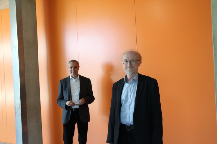 Rektor Prof. Dr. Gerhard Schneider gratulierte Prof. Dr. Roland Dietrich (vorne) zum Dienstjubil.JPG