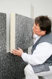 Professionelle Verarbeitung: Um Qualität und Langlebigkeit zu gewährleisten, sollten Wärmedämmungen nur von Fachbetrieben angebracht werden (Foto: Caparol Farben Lacke Bautenschutz)
