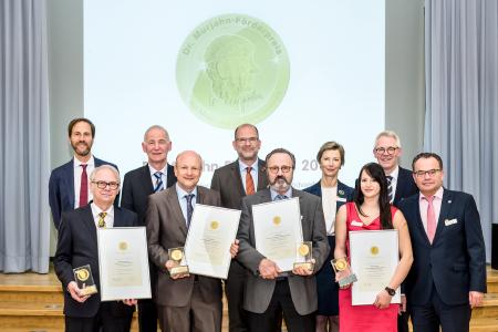 Der Dr. Murjahn-Förderpreis 2018 wurde am 5. Dezember in Berlin verliehen. Im Bild (von links): Dr. Ralf Murjahn, Preisträger Winfried Jünemann, Laudator Thomas Heinelt (Landesinnungsmeister Niedersachsen), Preisträger Haico Böhmer, Laudator Jan Bauer (Präsident des Bundesverbandes Farbe Gestaltung Bautenschutz und Landesinnungsmeister Nordrhein), Preisträger Peter Fuchs, Kuratoriumsvorsitzende Ursula Blank, Preisträgerin Bianca Scholz, Laudator Klaus Leithäuser (Landesinnungsmeister Hessen) und Laudator Thomas Schiek (Landesinnungsmeister Baden-Württemberg)