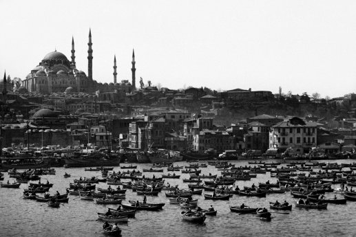 © Ara Güler, Das Goldene Horn, im Hintergrund die Süleymaniye-Moschee, Istanbul, 1962.jpg