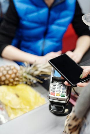 Paying_with_a_Smartphone_-_jack-sparrow-4199525.jpg
