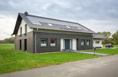 Neubau mit 18 kW PV-Leistung, Sektorenkopplung und intelligenter Wärmepumpensteuerung (SG Ready)