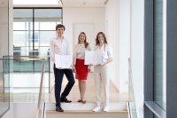 Die Abiturienten Sebastian Daub und Celina Friedrich sind die Preisträger des WITTENSTEIN Stipendiums 2024 – im Bild mit Dr. Anna-Katharina Wittenstein. 