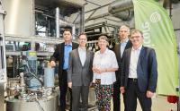 Bundesministerin Barbara Hendricks besichtigt gemeinsam mit der Umicore-Geschäftsleitung und MdB Dr. Sascha Raabe (1.v.l.) die neue Produktionsanlage