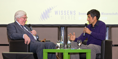 Der Wissenschaftsredakteur und Fernsehmoderator Ranga Yogeshwar war einer der Referenten der WISSENSWERTE und führte ein Podiumsgespräch mit Chemie-Nobelpreisträger Gerhard Ertl / Foto: "Messe Bremen / Jan Rathke"