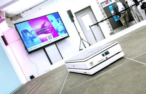 EK AUTOMATION mit seinem FAST MOVE Transportroboter auf dem hubraum 5G Ecosystem Summit der Deutschen Telekom Bild: Deutsche Telekom AG
